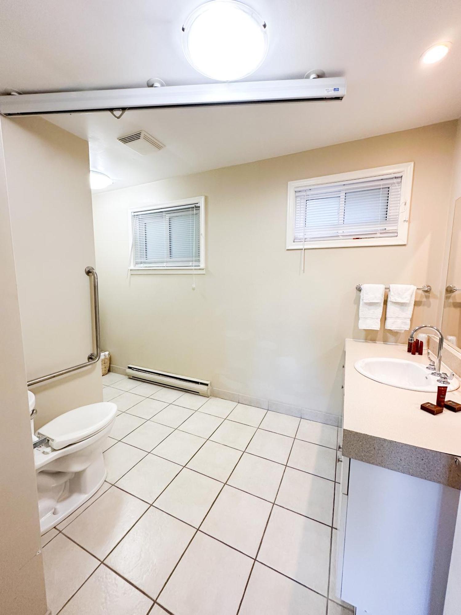 Oasis By The Bay Vacation Suites ワサガビーチ エクステリア 写真