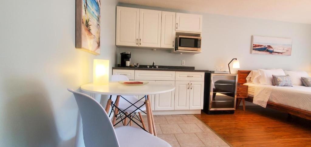 Oasis By The Bay Vacation Suites ワサガビーチ エクステリア 写真
